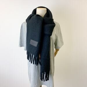 Coach CU815 Muffler With Rubber Patch IN Black89